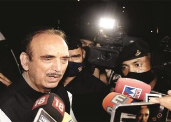 ناراض لیڈروں کو منانےکی کوشش، سونیا اور آزاد کی ملاقات