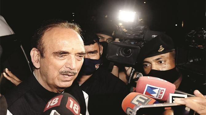 ناراض لیڈروں کو منانےکی کوشش، سونیا اور آزاد کی ملاقات