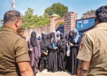 حجاب تنازع پر عدالتی فیصلہ، راحت نہیں ملی بلکہ پابندی کی توثیق