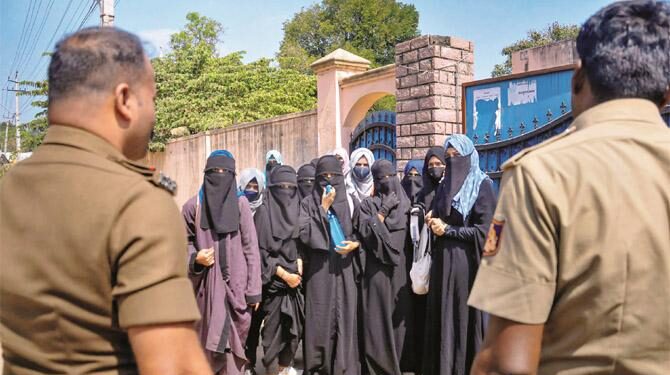 حجاب تنازع پر عدالتی فیصلہ، راحت نہیں ملی بلکہ پابندی کی توثیق