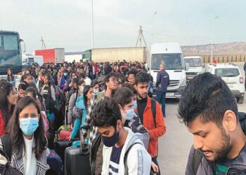 ہندوستانی طلبہ یوکرین میں کئی دن تک پیدل سفر کرکے رومانیہ اور پولینڈ کی سرحدوں پر پہنچ سکے