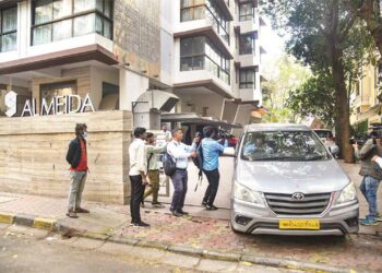 آدتیہ ٹھاکرے کے قریبی ساتھیوں پر انکم ٹیکس کا چھاپہ