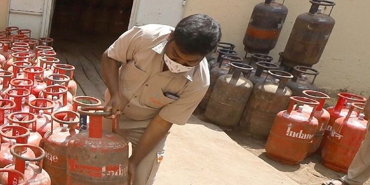 مہنگائی کی مار! ایل پی جی سلنڈر کے داموں میں 100 روپے سے زیادہ کا اضافہ