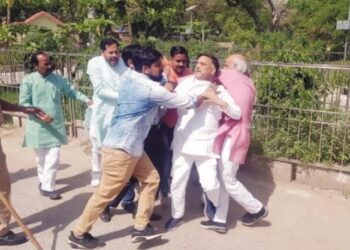 ایم ایل سی الیکشن : ایس پی امیدواروں کے ساتھ ہاتھا پائی