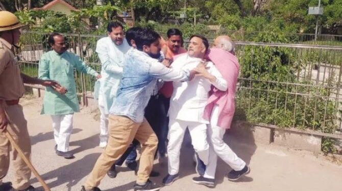 ایم ایل سی الیکشن : ایس پی امیدواروں کے ساتھ ہاتھا پائی