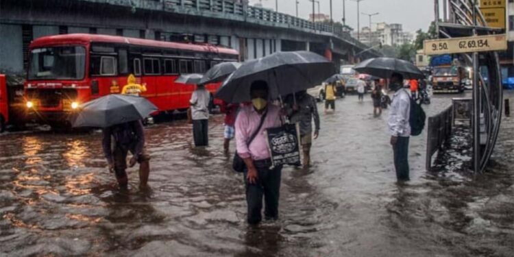 ممبئی میں موسلادھار بارش کی وجہ سے کئی مقامات پر پانی جمع