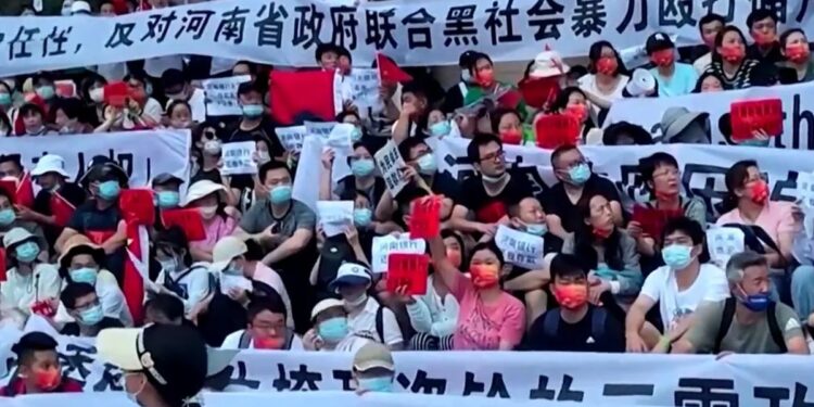 شی جن پنگ کرسی چھوڑو۔۔ چین میں حکومت کے خلاف پرتشدد ہوئے مظاہرین