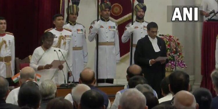 جسٹس چندرچوڑ نے 50ویں چیف جسٹس کا حلف لیا