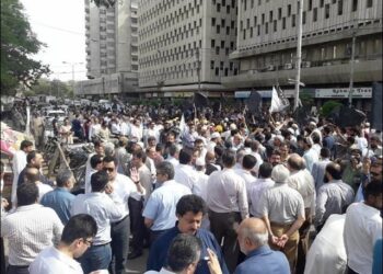 کنٹینرز ریلیز نہ کرنے پر کراچی میں تاجروں کا اسٹیٹ بینک کے باہر دھرنا