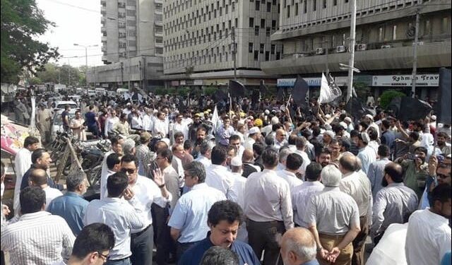 کنٹینرز ریلیز نہ کرنے پر کراچی میں تاجروں کا اسٹیٹ بینک کے باہر دھرنا