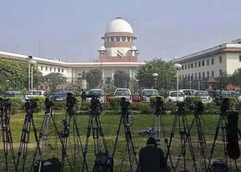 سماج تقسیم کرنے والے اینکرز کو آف ائیر کردیا جاۓ: سپریم کورٹ