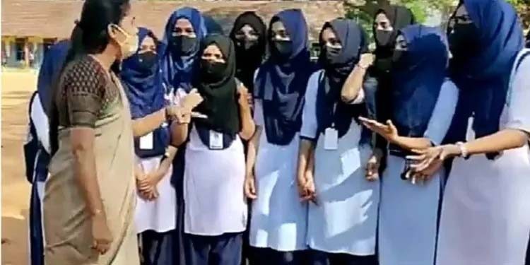 کرناٹک:حجاب تنازع سےکالجوں میں50فیصد مسلم اسٹوڈنٹس گھٹے
