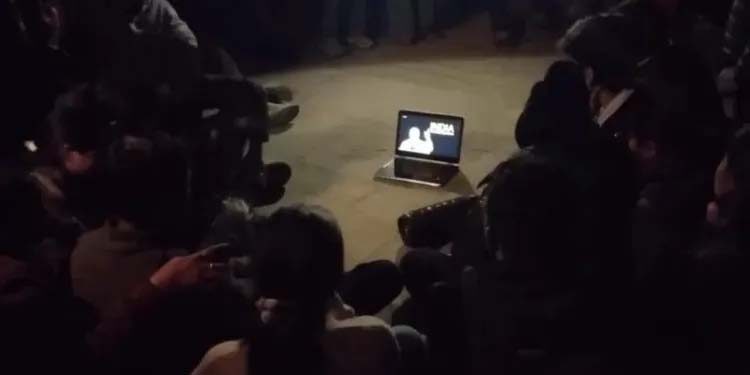 بجلی گل ہونے کے باوجود جے این یو میں بی بی سی ڈاکیومنٹری کی اسکریننگ