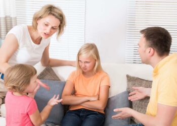 بچوں کے جھگڑے کو سلجھانے کے لیے والدین کو کون سی حکمت عملی اختیار کرنی چاہیے