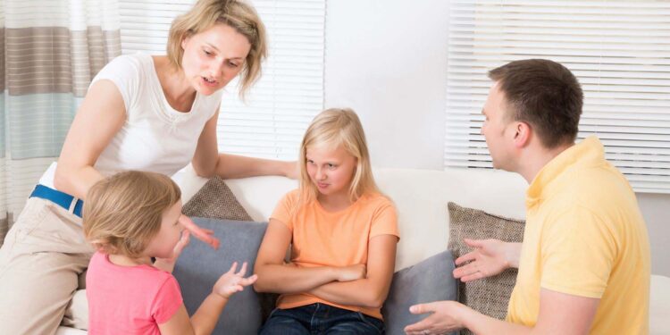 بچوں کے جھگڑے کو سلجھانے کے لیے والدین کو کون سی حکمت عملی اختیار کرنی چاہیے