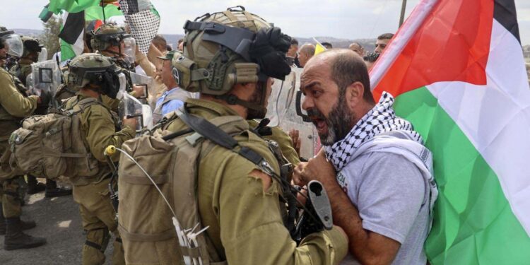 اسرائیل کے پنجہ استبداد سے نکلنا آسان نہیں