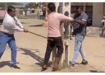 حد ہوگئی:کھمبے باندھ کر مسلمانوں کی پٹائ کا ایس پی نے دفاع کیا