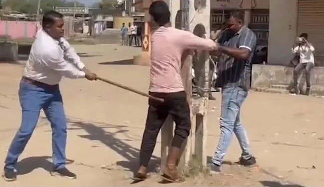 حد ہوگئی:کھمبے باندھ کر مسلمانوں کی پٹائ کا ایس پی نے دفاع کیا