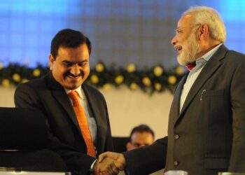 گردن کے گرد حلقہ تنگ ہو رہا ہے پایہ تخت ہل رہا ہے