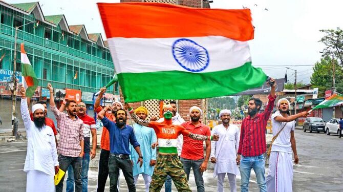 ملک کے سیکولرازم سے اتنی نفرت کیوں؟