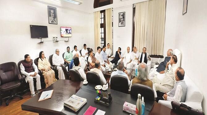 جے پی سی کے مطالبے پر اپوزیشن متحد اور پُر عزم، احتجاج جاری