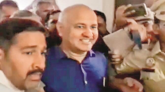 سیسودیا کے ریمانڈ میں توسیع، پی اے طلب، اہل خانہ کو بنگلہ خالی کرنے کا حکم