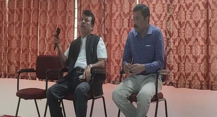 مانو لٹریری کلب میں ایک فنکار کی آمد۔