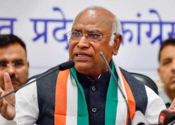 مودی کو معافی مانگنی چاہئے راہول کو نہیں:کھرگے