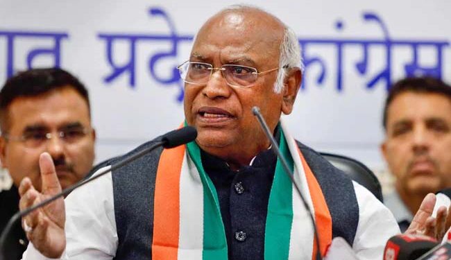 مودی کو معافی مانگنی چاہئے راہول کو نہیں:کھرگے