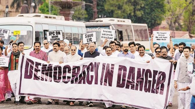 راہل کی لوک سبھا رُکنیت منسوخ ، کانگریس شدید برہم، جگہ جگہ احتجاج