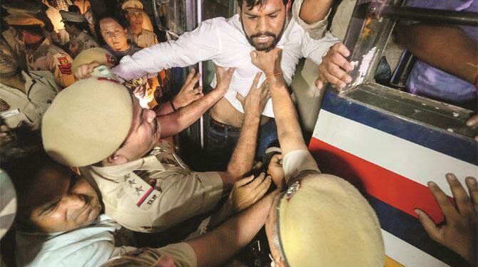 کانگریس کار کن سڑکوں پر اُترے، پولیس سے دودو ہاتھ