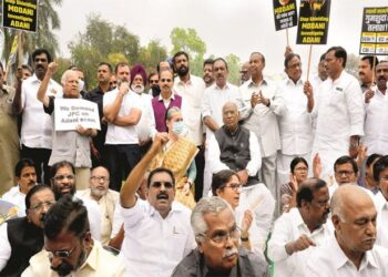 راہل کو بولنے سے روکنے کیلئے لوک سبھا میں آواز بندی