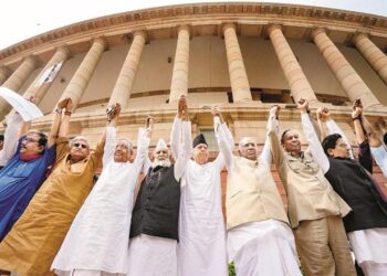 ٹکرائو برقرار،تعطل جاری،جمہوریت دَم بخود، اپوزیشن پارٹیوں کی انسانی زنجیر