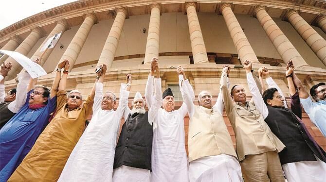 ٹکرائو برقرار،تعطل جاری،جمہوریت دَم بخود، اپوزیشن پارٹیوں کی انسانی زنجیر