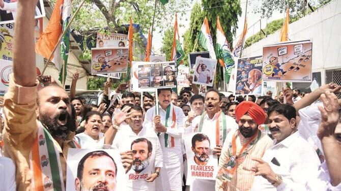 راہل گاندھی پر کارروائی کے خلاف کانگریس لیڈروں کا احتجاج