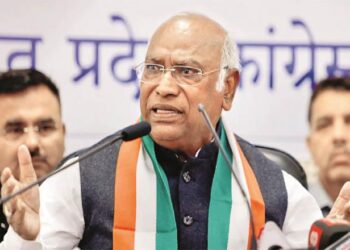 مولانا آزاد کا نام نصاب سے ہٹانے پر اپوزیشن شدید برہم