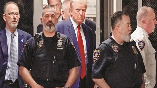 ڈونالڈ ٹرمپ کی خودسپردگی اور رہائی