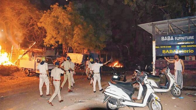 جمشید پور میں فرقہ وارانہ تشدد ، متعدد دکانیں اور گاڑیاں نذر آتش،۵۰؍ گرفتار، انٹرنیٹ بند