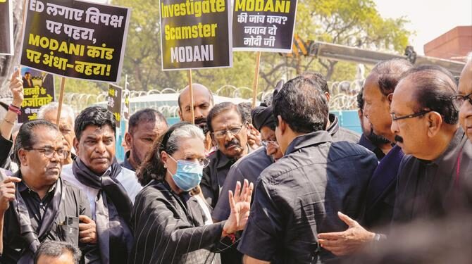 ایسا لگتا ہے کہ ملک میں غیر اعلانیہ ایمرجنسی نافذ ہے