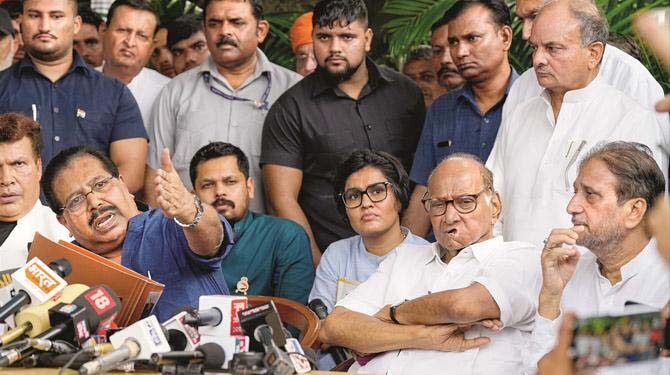 شردپوار کے ہاتھوں مودی کو ایوارڈ دینے کے پروگرام سے اپوزیشن بے چین