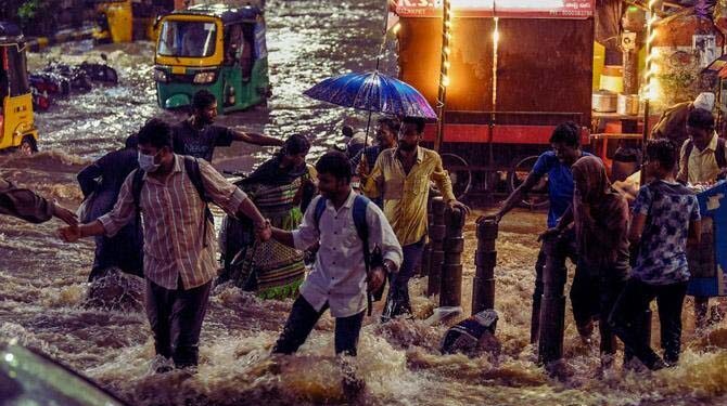 تلنگانہ میں ریکارڈ توڑ بارش، کئی مکانات اور سڑکیں زیر آب