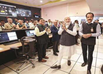 وزیراعظم مودی اِسرو پہنچے،سائنسدانوں سے جذباتی خطاب، حوصلہ افزائی کی، کئی اہم اعلانات