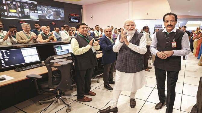 وزیراعظم مودی اِسرو پہنچے،سائنسدانوں سے جذباتی خطاب، حوصلہ افزائی کی، کئی اہم اعلانات