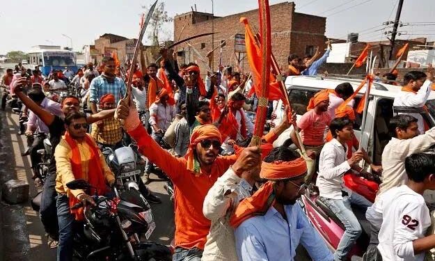 اسکول ٹیچر ہو یا ٹرین مسافروں کا محافظ، ہر جگہ منافرت کی مسموم فضا