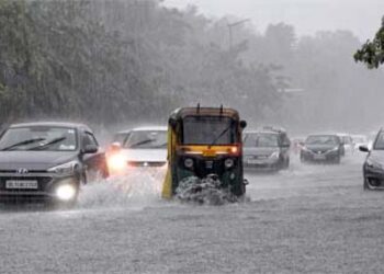 دہلی میں موسلادھار بارش، کئی مقامات پر پانی جمع، سڑیوں پر ٹریفک جام