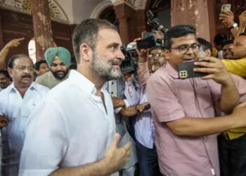 راہل گاندھی کا پارلیمنٹ پہنچنے پر ’انڈیا‘ کے لیڈروں نے پرتپاک استقبال کیا