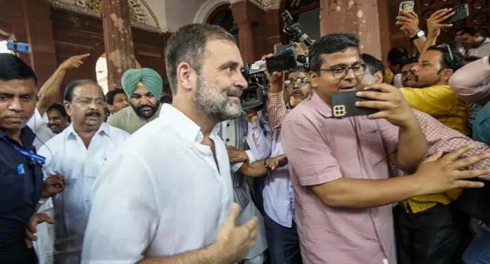 راہل گاندھی کا پارلیمنٹ پہنچنے پر ’انڈیا‘ کے لیڈروں نے پرتپاک استقبال کیا