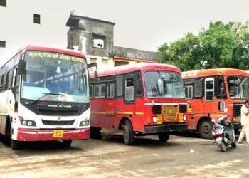 احتجاج کے سبب ایس ٹی بسیں بند، مسافروں کو دشواریاں