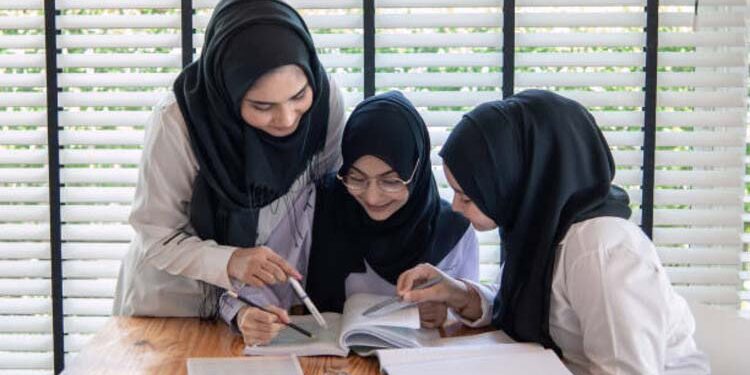 استاد کی حیثیت ایک رہنما و معمار کی ہے