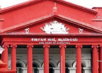 ‘سوشل میڈیا کے عادی ہو رہے بچے، استعمال کے لیے کم از کم عمر مقرر کی جائے’ کرناٹک ہائی کورٹ